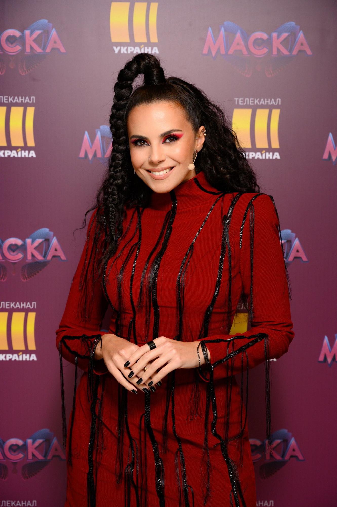 Дерзкая Настя Каменских пришла на съемки шоу в мини и кожаных ботфортах (фото)